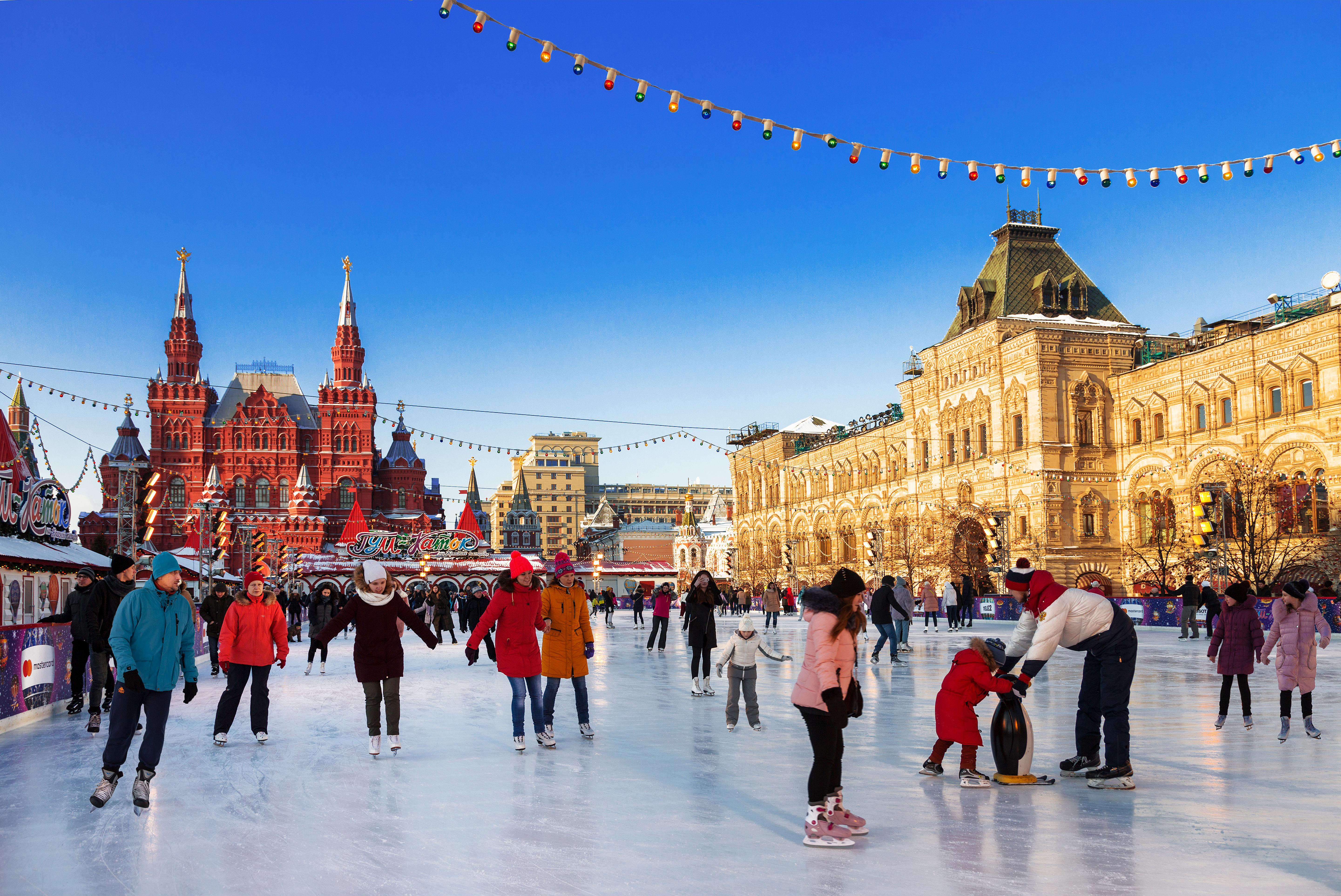 Каток на Красной площади перед ГУМом зимой