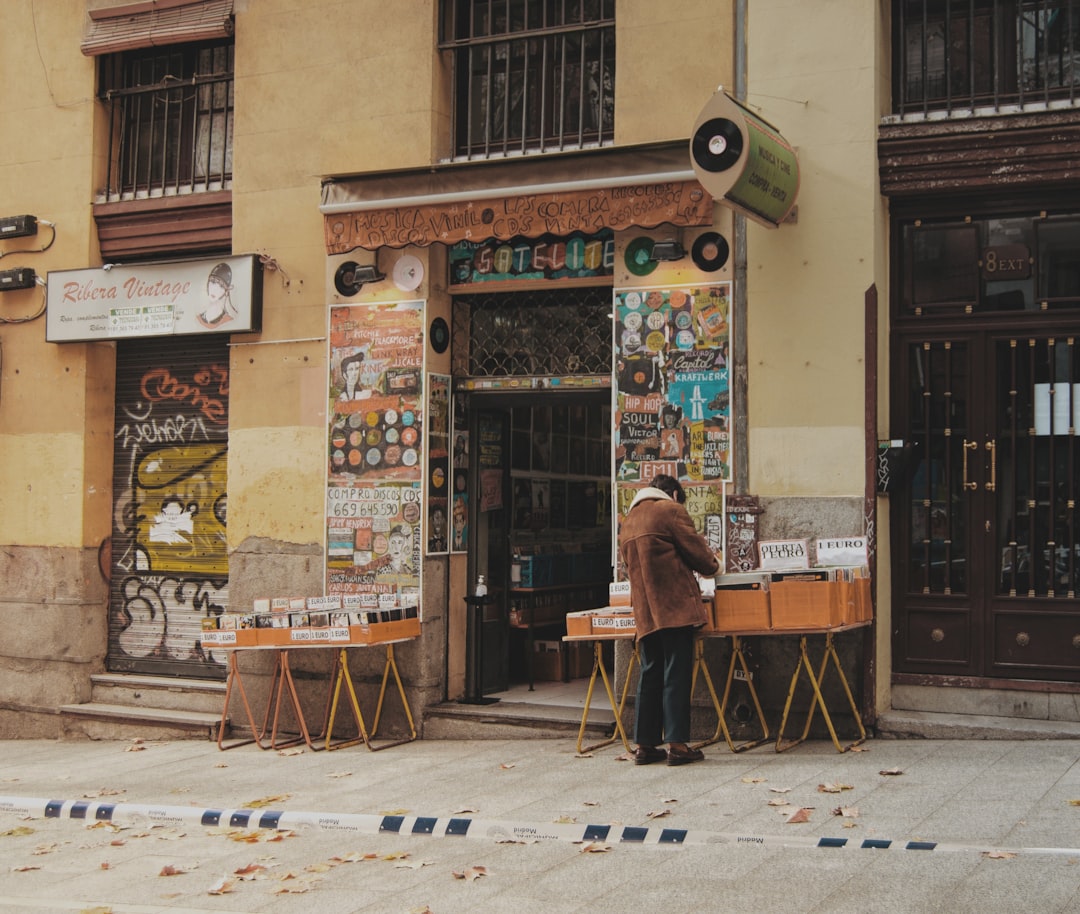 Busy Sunday morning at El Rastro flea market in Madrid